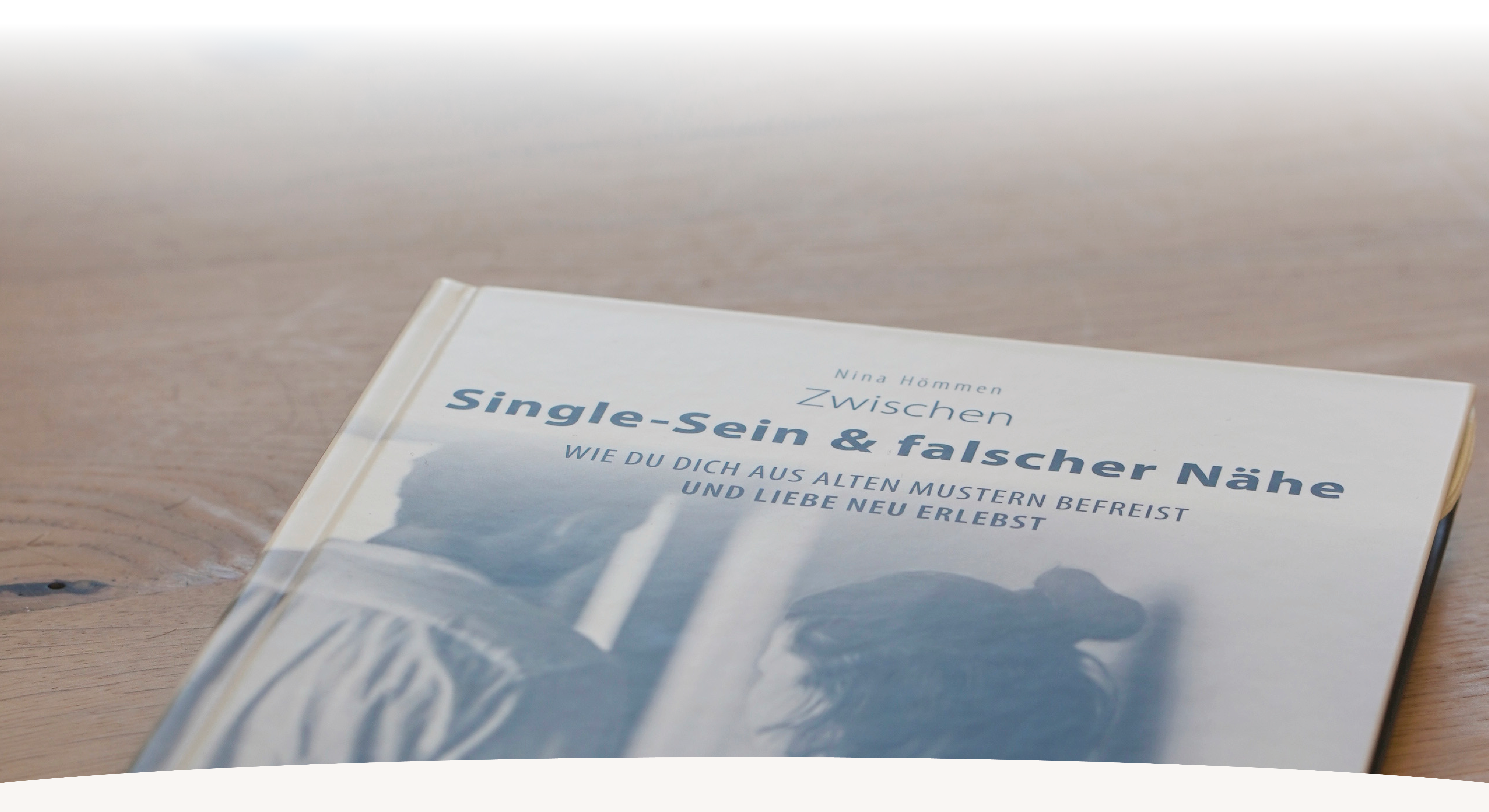 Buch „Zwischen Singlesein und falscher Nähe“. Das Buch „Zwischen Singlesein und falscher Nähe“ liegt dekorativ auf einem stilvollen Tisch.