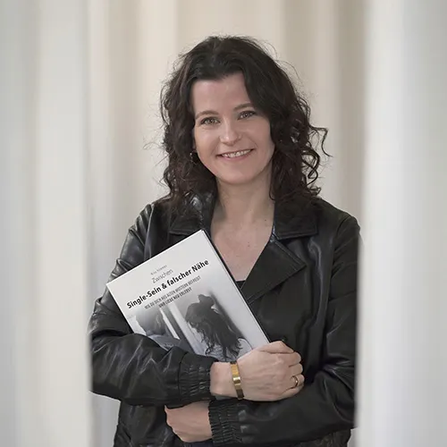 Nina Hömmen präsentiert ihr Buch Zwischen Singlesein und falscher Nähe.