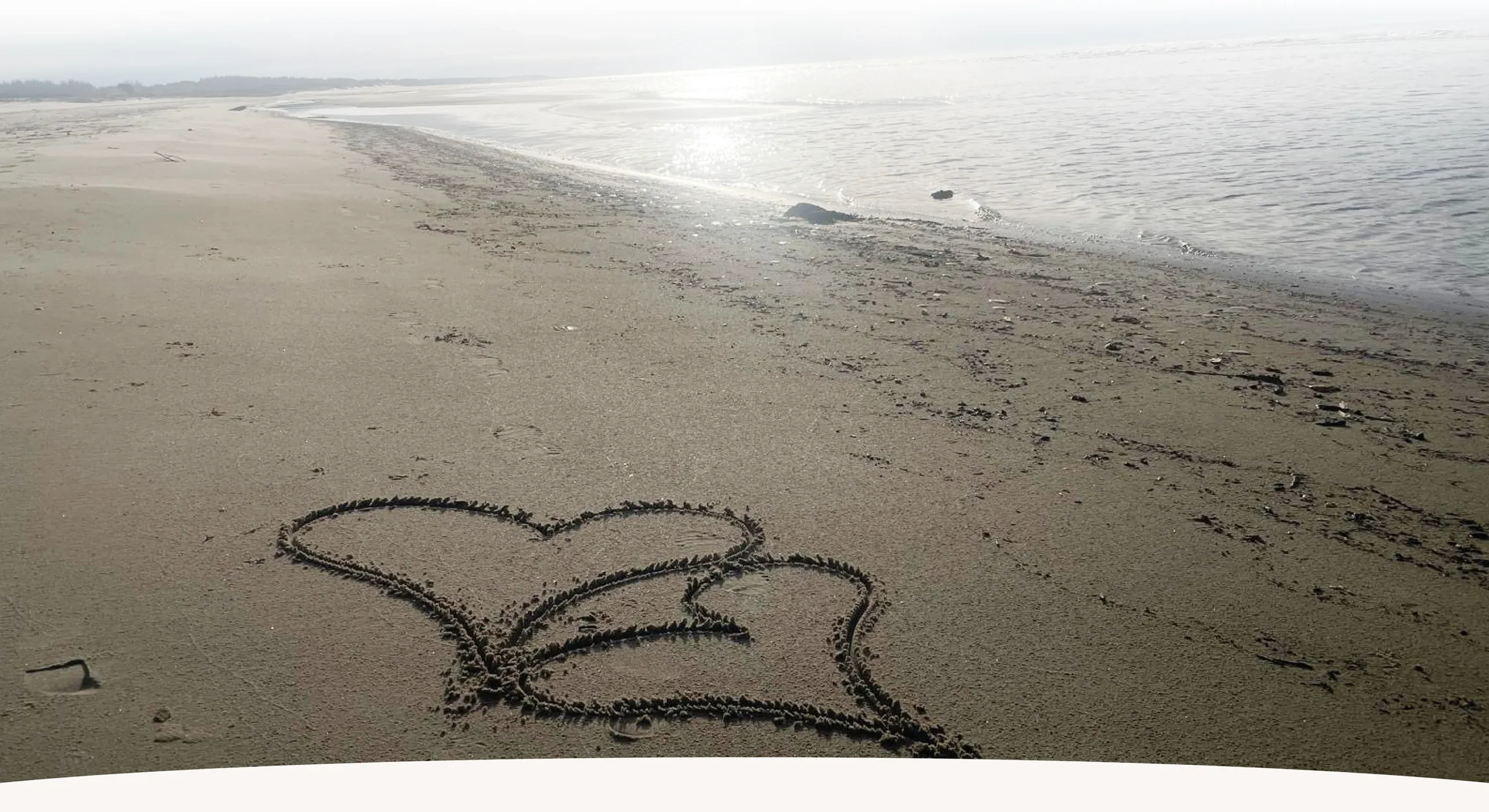 Beziehungscoaching Zwei Herzen im Sand als Symbol für eine sichere, erfüllte Beziehung