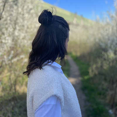 Single- und Beziehungscoach Nina Hömmen vor einem Feldweg in Oldenburg