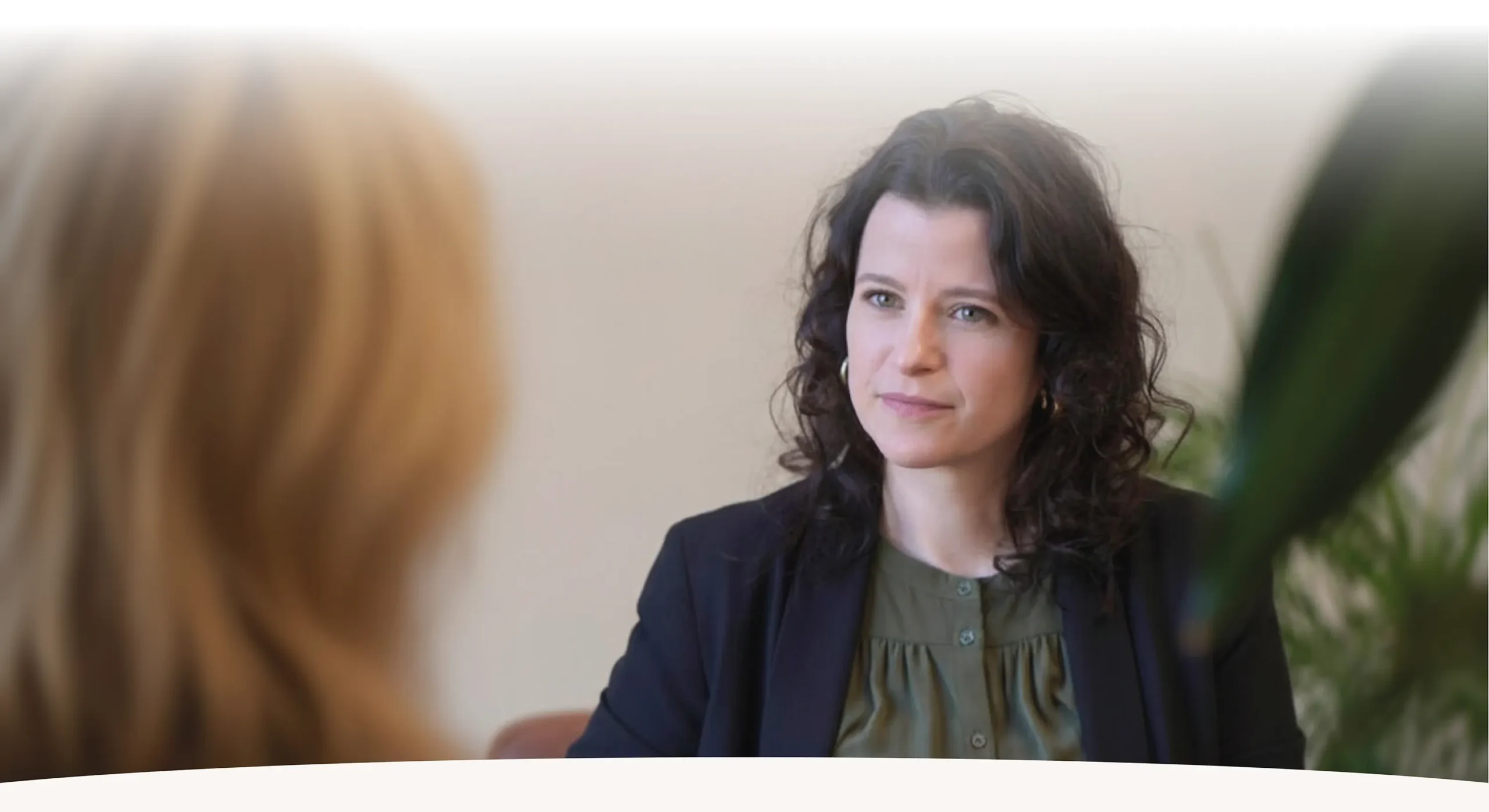 Singlecoaching Nina Hömmen im 1:1-Singlecoaching mit einer Klientin, die von hinten zu sehen ist. Die warmen und freundlichen Räume schaffen eine vertrauensvolle Atmosphäre für persönliche Entwicklung im Singlecoaching.